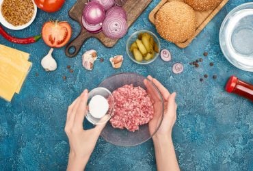 Эта хитрость спасет даже неудачный фарш: добавьте соду в такой пропорции