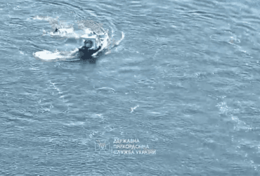 Витягли з крижаної води: ухилянт намагався вплав подолати Дністер (відео)