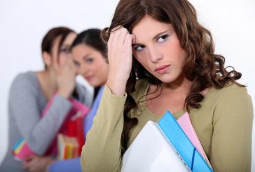 Как вычислить сплетника: 11 красноречивых признаков, что вас обсуждают за вашей спиной