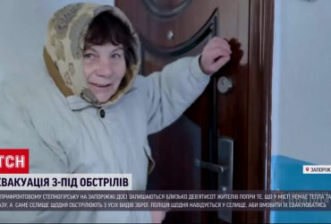 Поліція вмовляє їх евакуюватися: про життя в селищі, яке обстрілюють з усіх видів зброї
