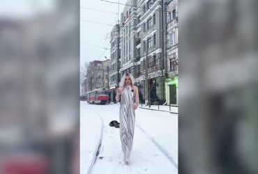 Монро на підборах прогулялася сніжним Подолом