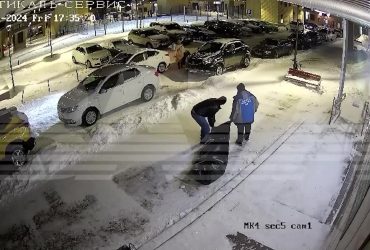 У Росії похоронники протягли труп по асфальту через весь двір житлового будинку