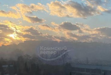 У Криму чутно вибухи: міст і бухти прикрили димом
