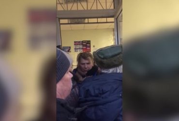 В Маріуполі неадекватна поштарка б’є пенсіонерів
