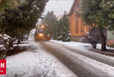 Закарпатье закидало снегом: непогода бушует на всю
