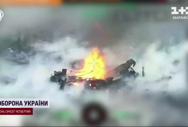 Це треба бачити: дрон влучив у відкритий люк російського танка