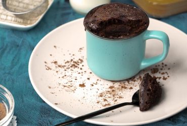 Шоколадний кекс у кружці за 45 секунд: всі інгредієнти вже є вдома