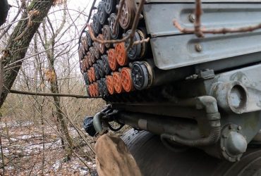 Україна відчула брак боєприпасів: часом ледве стримує російські війська, – Bloomberg