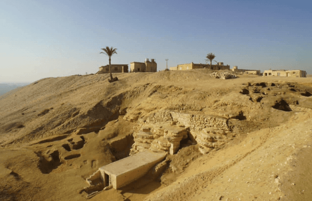 В Египте нашли 4500-летнюю гробницу с артефактами и скелетом ребенка (фото)