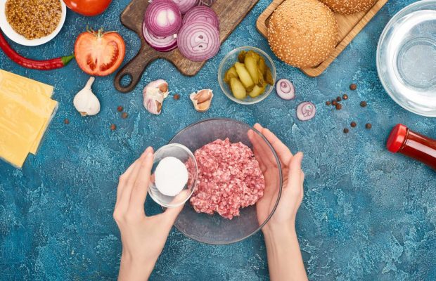 Ця хитрість "врятує" навіть невдалий фарш: додайте соду в такій пропорції