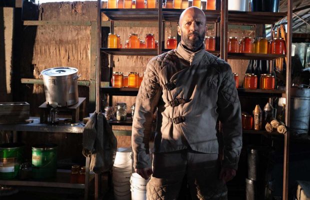 Джейсон Стэтхэм собирает мед и эффектно уничтожает всех врагов... снова: обзор фильма "Пчеловод"