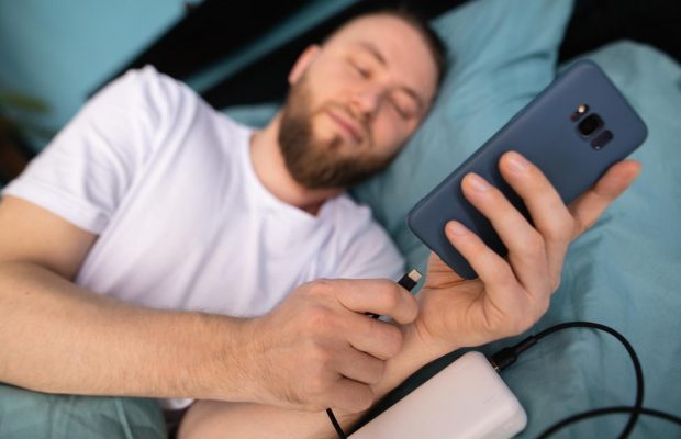 Що буде, якщо спати поруч з телефоном: негативні наслідки не змусять себе чекати