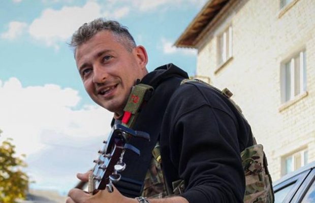 Коля Серга похвалився фото з Валерієм Залужним: "Подивіться на моє обличчя"