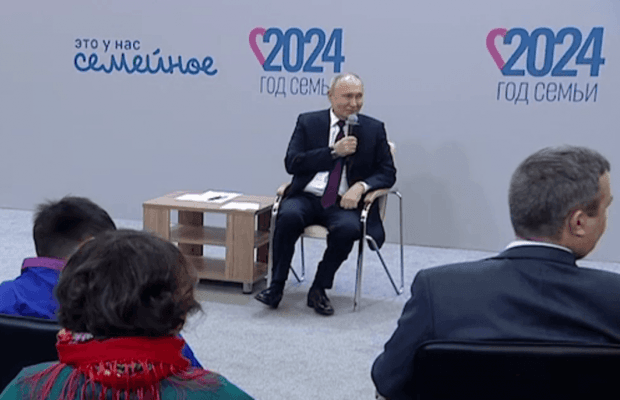 Дочка Путіна запропонувала диктатору "зіспіватися" з Шаманом з конкретною метою: в мережі розкрили деталі