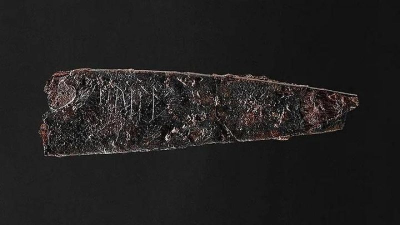 Железный нож длиной 8 см со следующего месяца будет выставлен в музее Оденсе / фото Rogvi N Johansen/Museum Odense Железный нож длиной 8 см со следующего месяца будет выставлен в музее Оденсе / фото Rogvi N Johansen/Museum Odense