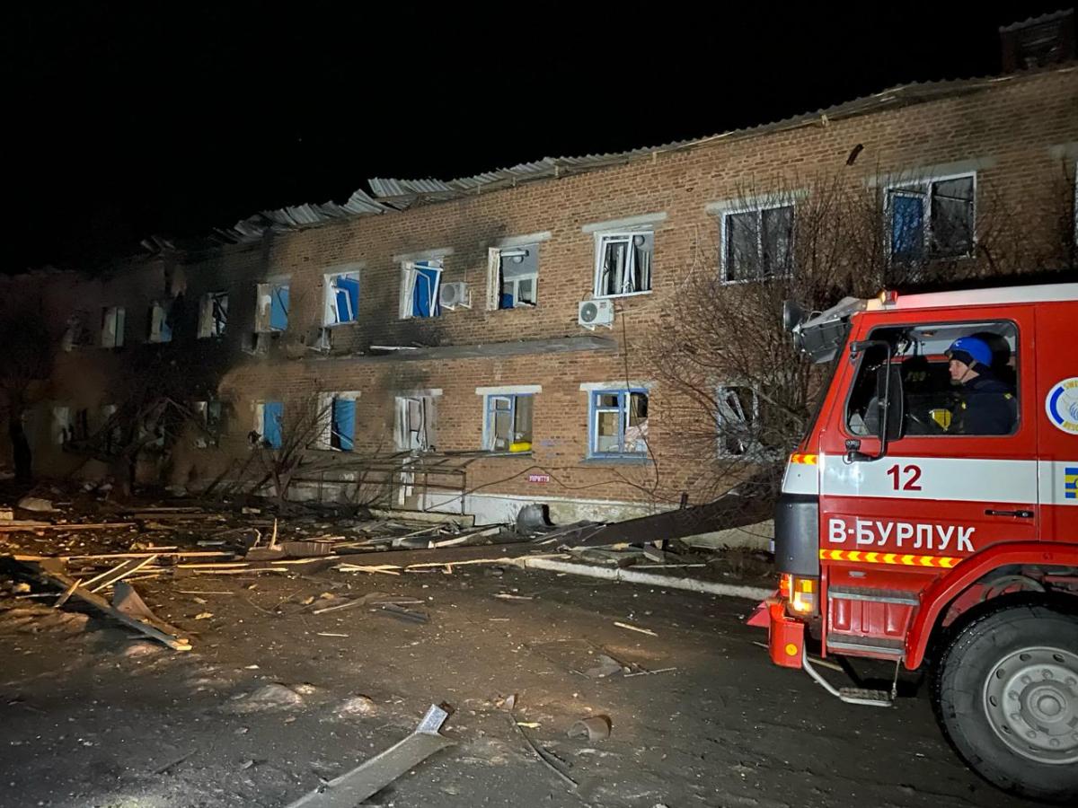 Россияне сбросили две авиабомбы на больницу на Харьковщине / фото ГСЧС Россияне сбросили две авиабомбы на больницу на Харьковщине / фото ГСЧС