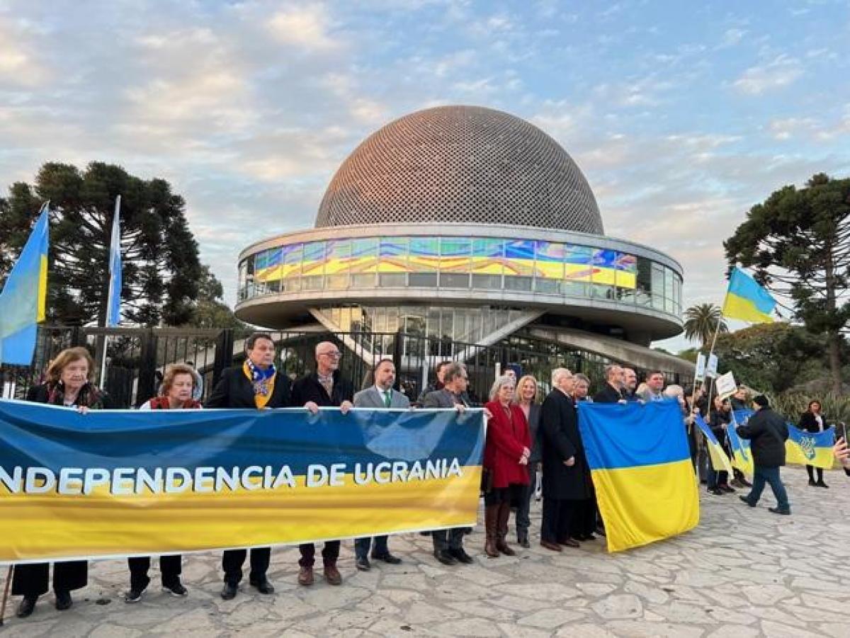 Ланцюг єдності у 32-гу річницю Незалежності України / фото Посольство України у Аргентині