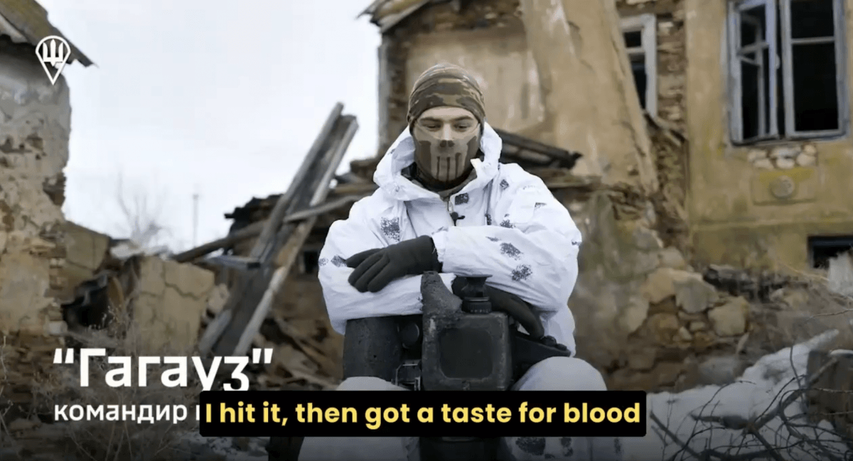Он управляет 15-фунтовой пусковой установкой Javelin с оптикой "день-ночь" / скриншот Он управляет 15-фунтовой пусковой установкой Javelin с оптикой "день-ночь" / скриншот