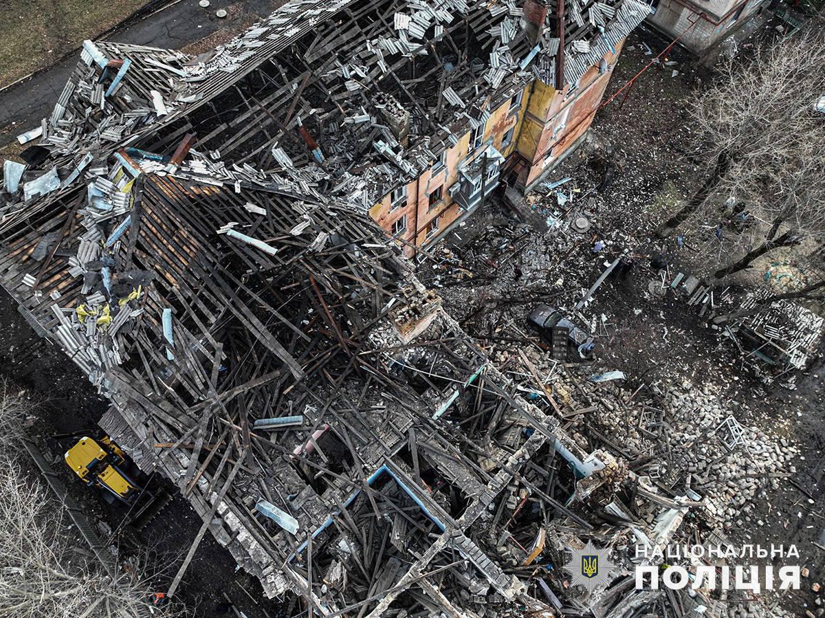 Внаслідок удару загинула жінка, ще семеро мирних мешканців зазнали поранень / фото Національна поліція України Внаслідок удару загинула жінка, ще семеро мирних мешканців зазнали поранень / фото Національна поліція України