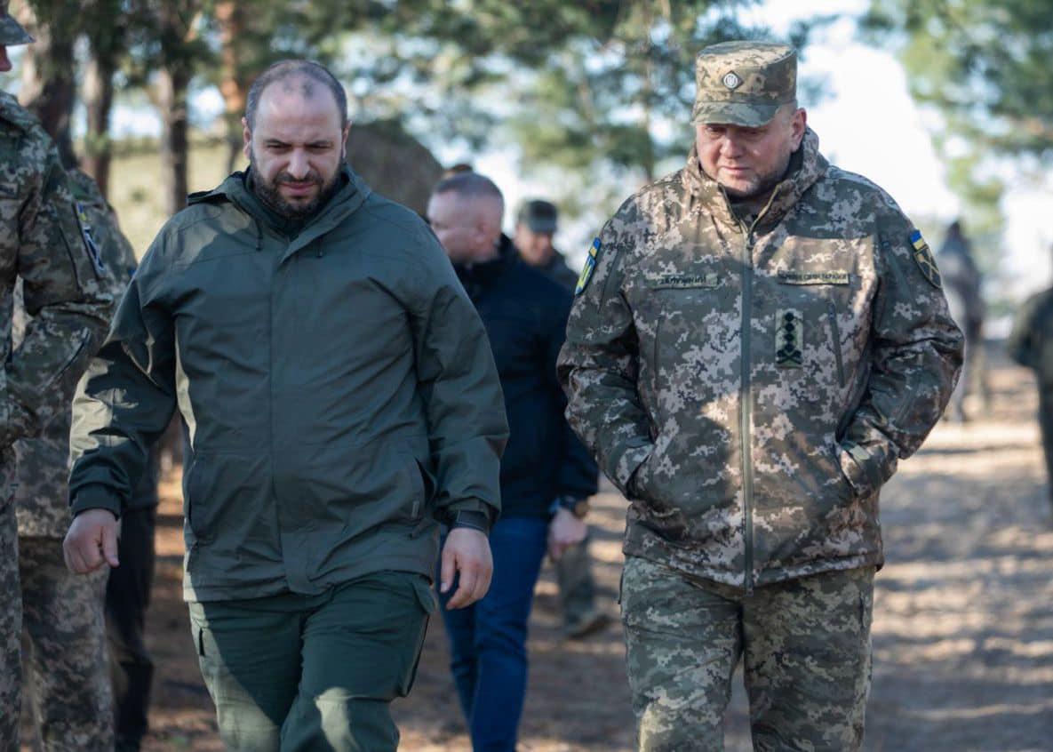 Умеров поблагодарил Залужного за все достижения и победы / фото Рустем Умеров Умеров поблагодарил Залужного за все достижения и победы / фото Рустем Умеров