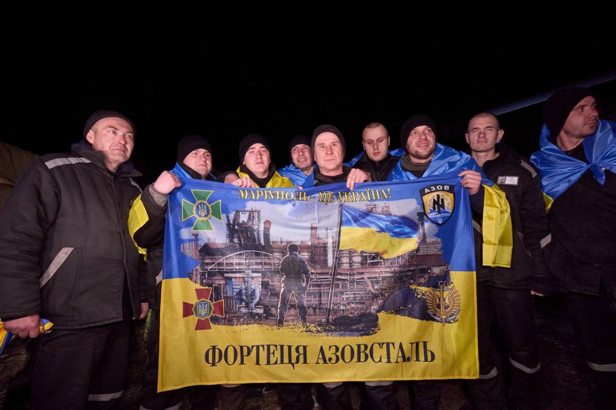 Україна повернула 100 захисників / фото Телеграм Зеленського Україна повернула 100 захисників / фото Телеграм Зеленського