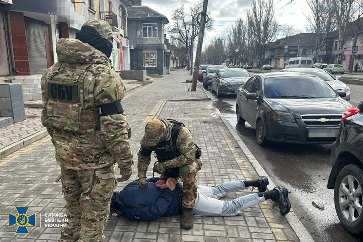 У Запоріжжі затримали рекуетирів, що вибивали гроші з дружини загиблого воїна / Фото СБУ У Запоріжжі затримали рекуетирів, що вибивали гроші з дружини загиблого воїна / Фото СБУ