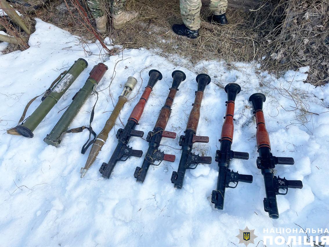 Все знайдене поліцейські вилучили та направили для проведення експертних досліджень / фото cn.npu.gov.ua Все знайдене поліцейські вилучили та направили для проведення експертних досліджень / фото cn.npu.gov.ua