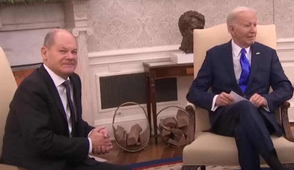 Шольц и Байден вместе посмеялись над интервью Путина Карлсону / скриншот Шольц и Байден вместе посмеялись над интервью Путина Карлсону / скриншот