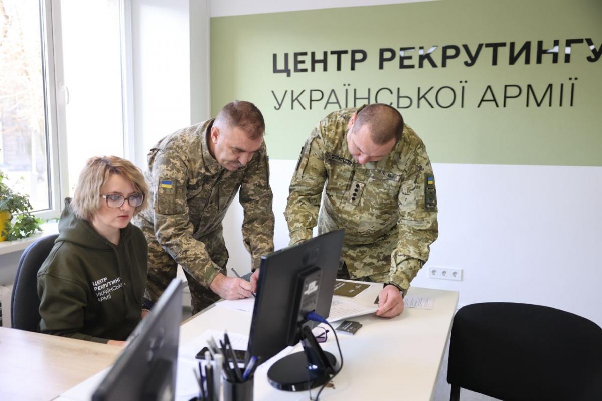 У центрі лише надаватимуть консультації щодо наявних у ЗСУ вакансій / фото Львівської міськради У центрі лише надаватимуть консультації щодо наявних у ЗСУ вакансій / фото Львівської міськради