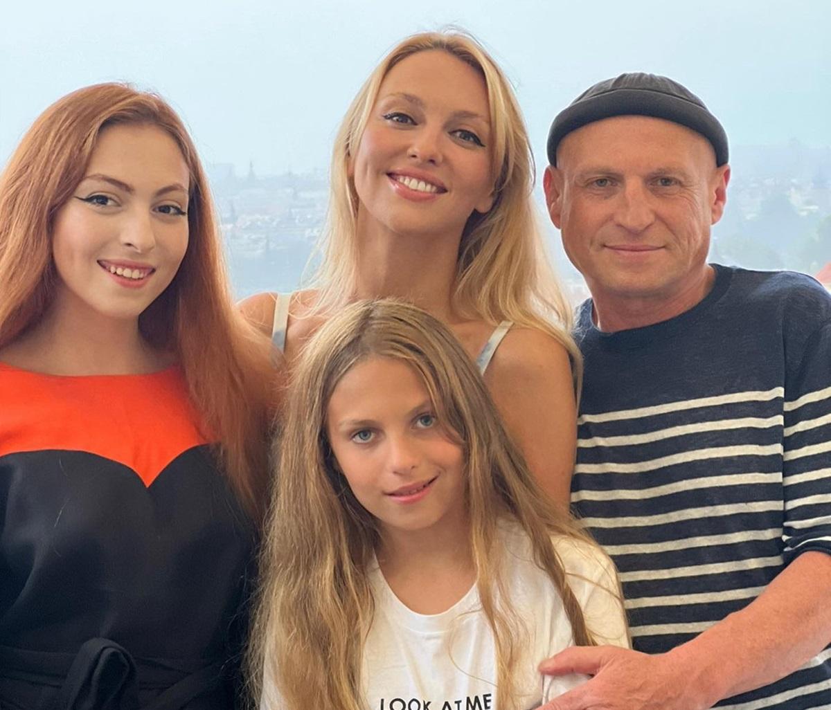 Оля Полякова з чоловіком і дітьми / скріншот Instagram Оля Полякова з чоловіком і дітьми / скріншот Instagram