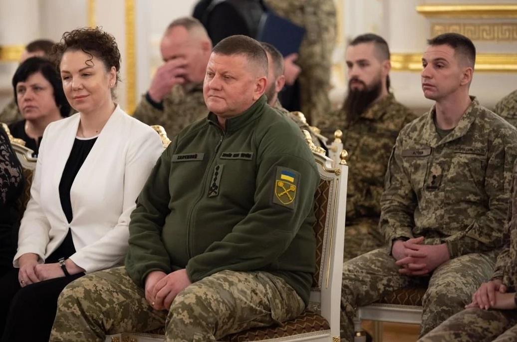 Олена Залужна з'явилася в стильному костюмі / фото ОПУ Олена Залужна з'явилася в стильному костюмі / фото ОПУ