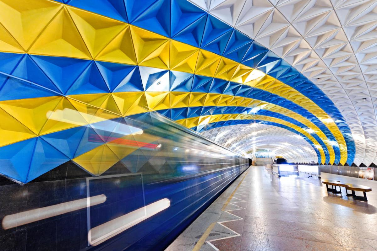 У Харкові на станції метро "Спортивна" через обстріли почала протікати стеля / фото Харківський метрополітен У Харкові на станції метро "Спортивна" через обстріли почала протікати стеля / фото Харківський метрополітен