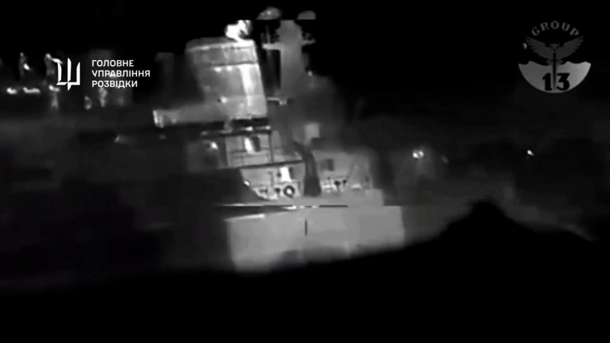 Удар пришелся на отсек с силовой установкой / скриншот Defence Express с видео ГУР Удар пришелся на отсек с силовой установкой / скриншот Defence Express с видео ГУР