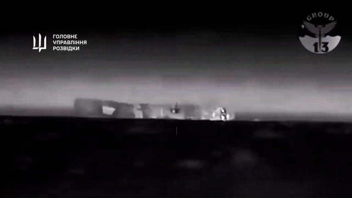 Корабль на боку / скриншот Defence Express с видео ГУР Корабль на боку / скриншот Defence Express с видео ГУР