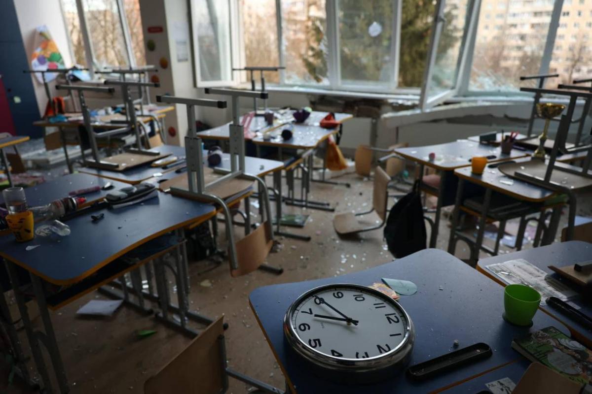 Внаслідок атаки значних пошкоджень зазнала «Школа вільних та небайдужих» / фото t.me/andriysadovyi Внаслідок атаки значних пошкоджень зазнала «Школа вільних та небайдужих» / фото t.me/andriysadovyi