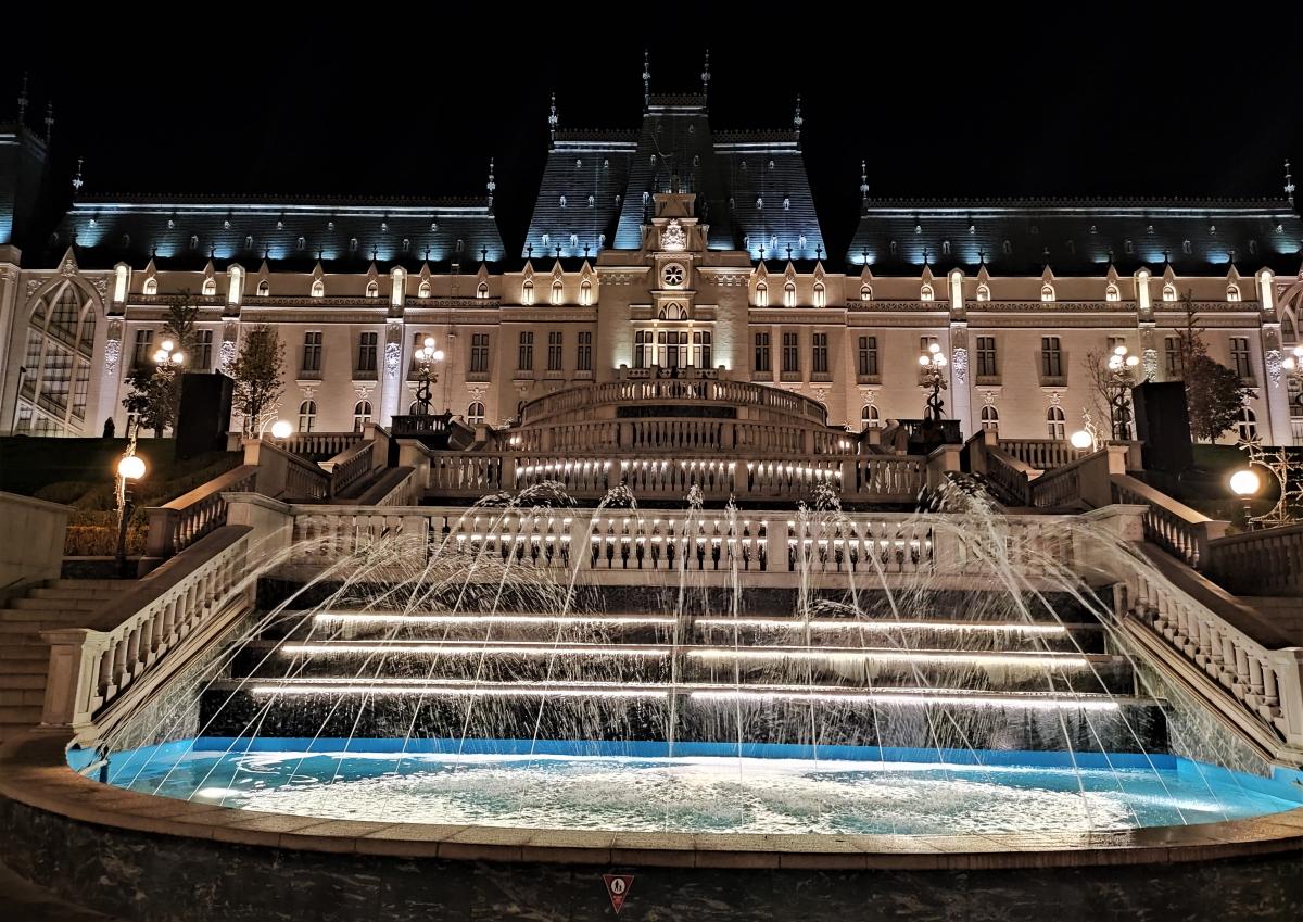 Вечерняя подсветка Дворца культуры в Яссах / фото Марина Григоренко