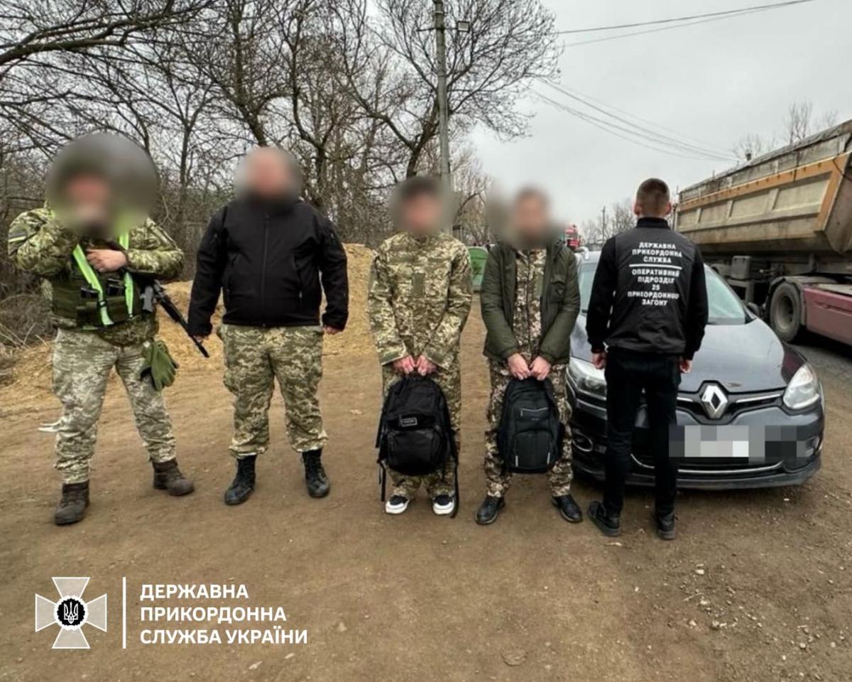 Водитель тоже надел военный камуфляж / фото ГПСУ Водитель тоже надел военный камуфляж / фото ГПСУ