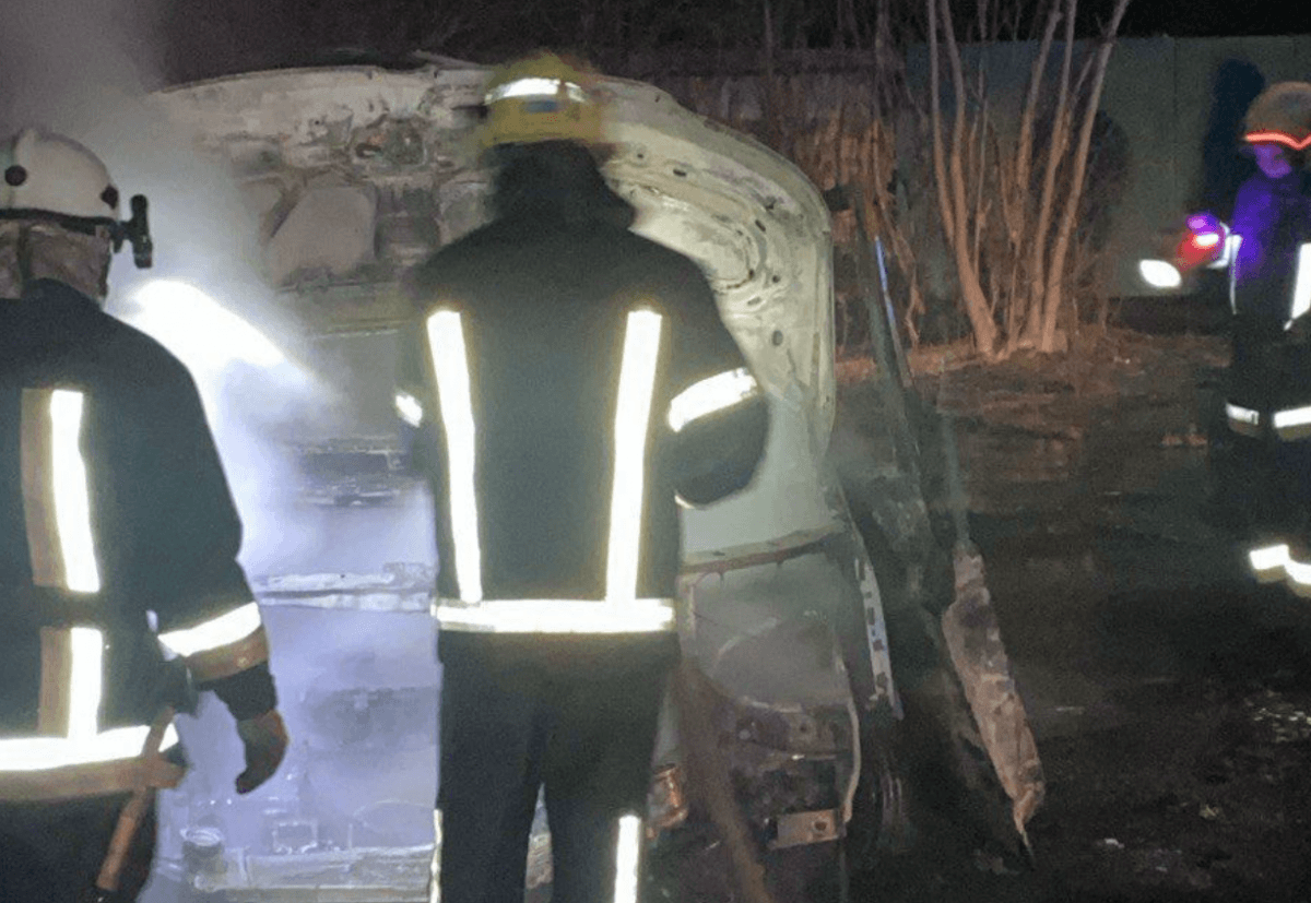 Рятувальники працюють на місці підриву автівки / фото Нацполіції Рятувальники працюють на місці підриву автівки / фото Нацполіції