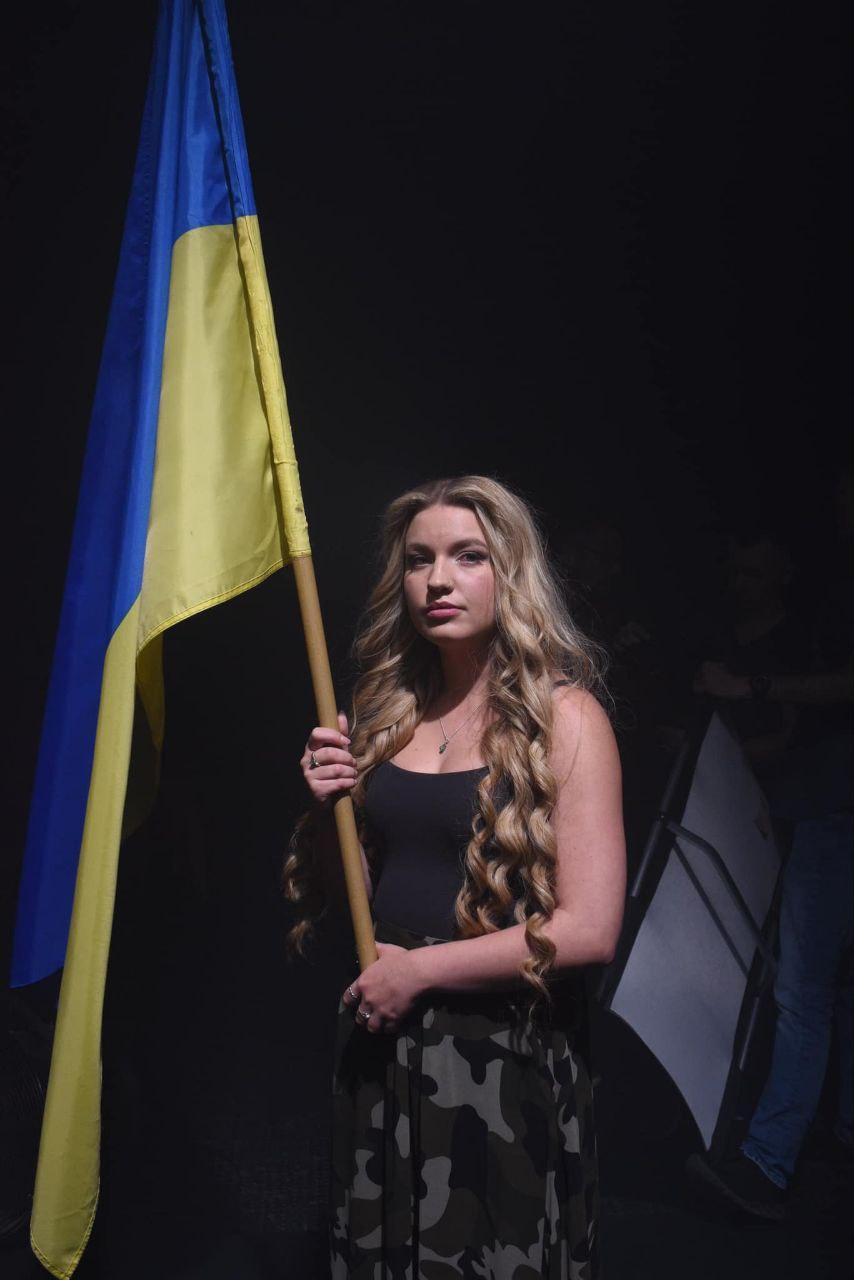 Келсі знає, що правда за Україною, тому не боїться скарг прихильників Путіна / фото прес-служби компанії Келсі знає, що правда за Україною, тому не боїться скарг прихильників Путіна / фото прес-служби компанії