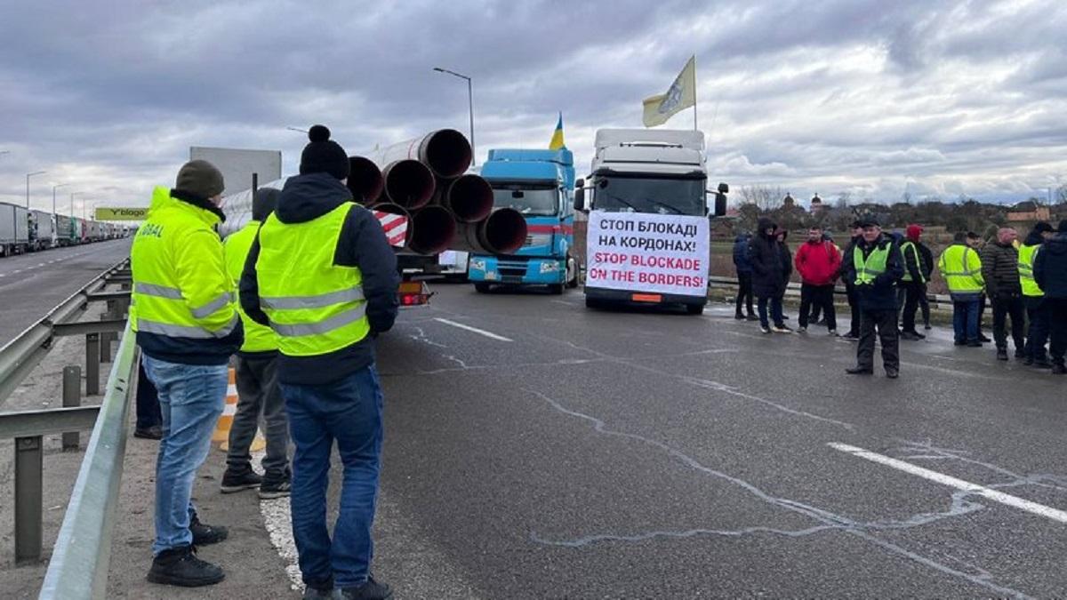 Украинские перевозчики начали акцию на границе с Польшей / фото: Суспільне Львов, Ольга Дейнека Украинские перевозчики начали акцию на границе с Польшей / фото: Суспільне Львов, Ольга Дейнека