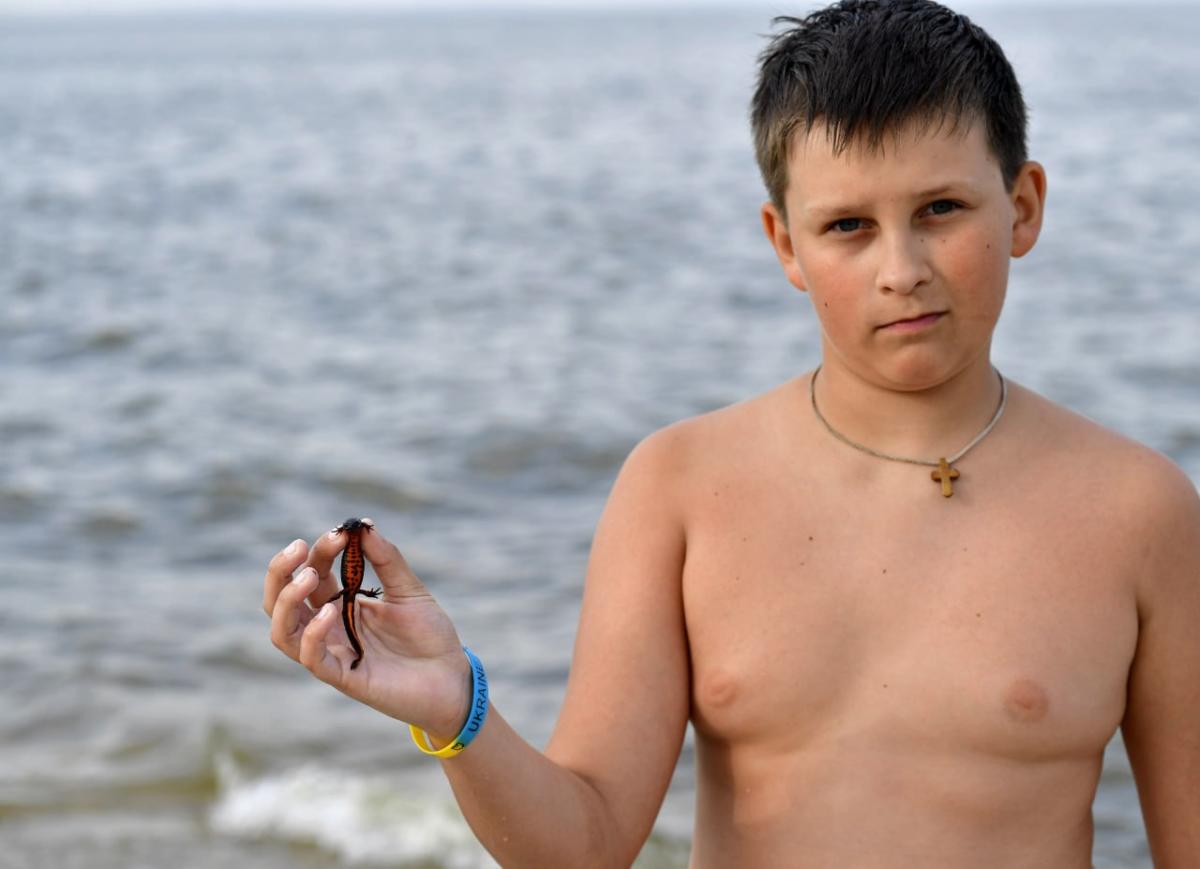 Хлопчик тримає тваринку, яку прибило до Одеси з Нижньодніпровського заповідника / фото Владислава Балінського Хлопчик тримає тваринку, яку прибило до Одеси з Нижньодніпровського заповідника / фото Владислава Балінського