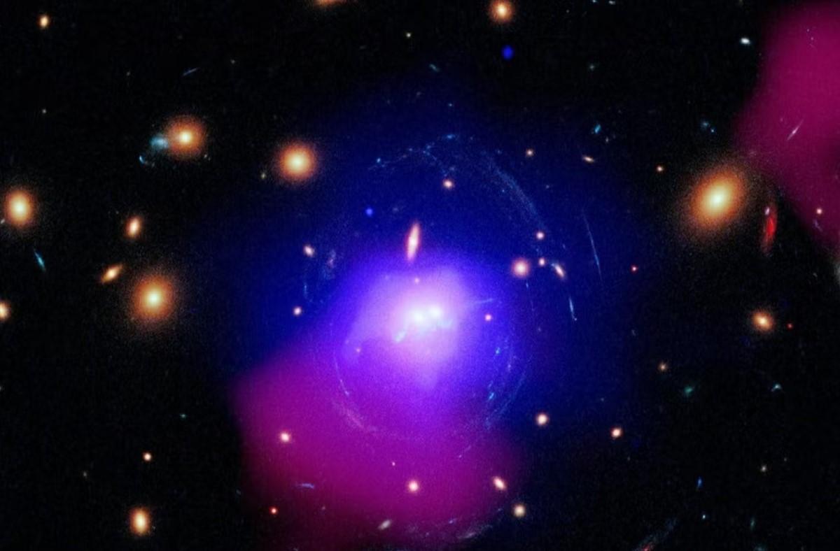 Ученые проследили за плотным газом вблизи центра SDSS J1531, обнаружив "крылья" яркого рентгеновского излучения на краю полости / фото NASA Ученые проследили за плотным газом вблизи центра SDSS J1531, обнаружив "крылья" яркого рентгеновского излучения на краю полости / фото NASA