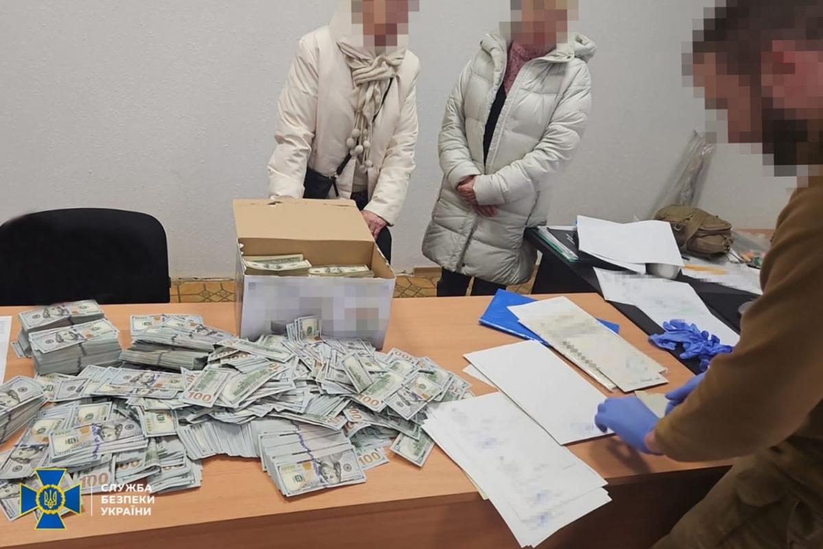 Кроме денег, изъяты документы на несколько квартир и земельных участков / фото СБУ Кроме денег, изъяты документы на несколько квартир и земельных участков / фото СБУ