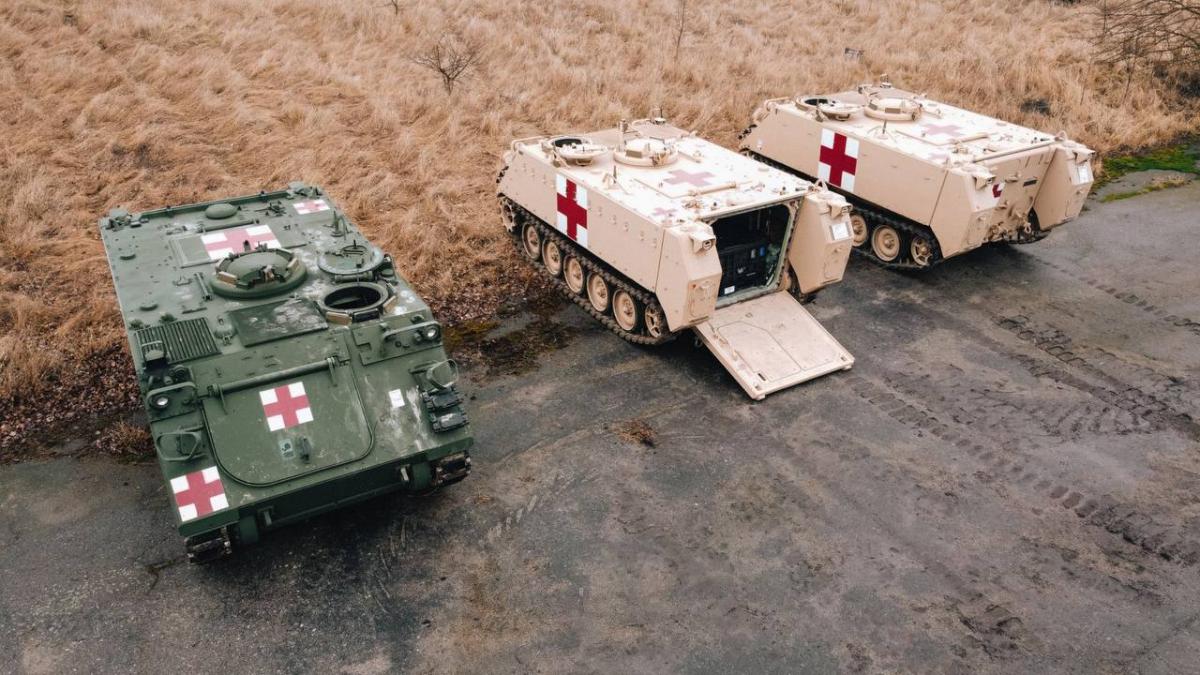 Бронемашины для эвакуации раненых передаются в боевые подразделения уже сейчас / фото Минообороны Бронемашины для эвакуации раненых передаются в боевые подразделения уже сейчас / фото Минообороны