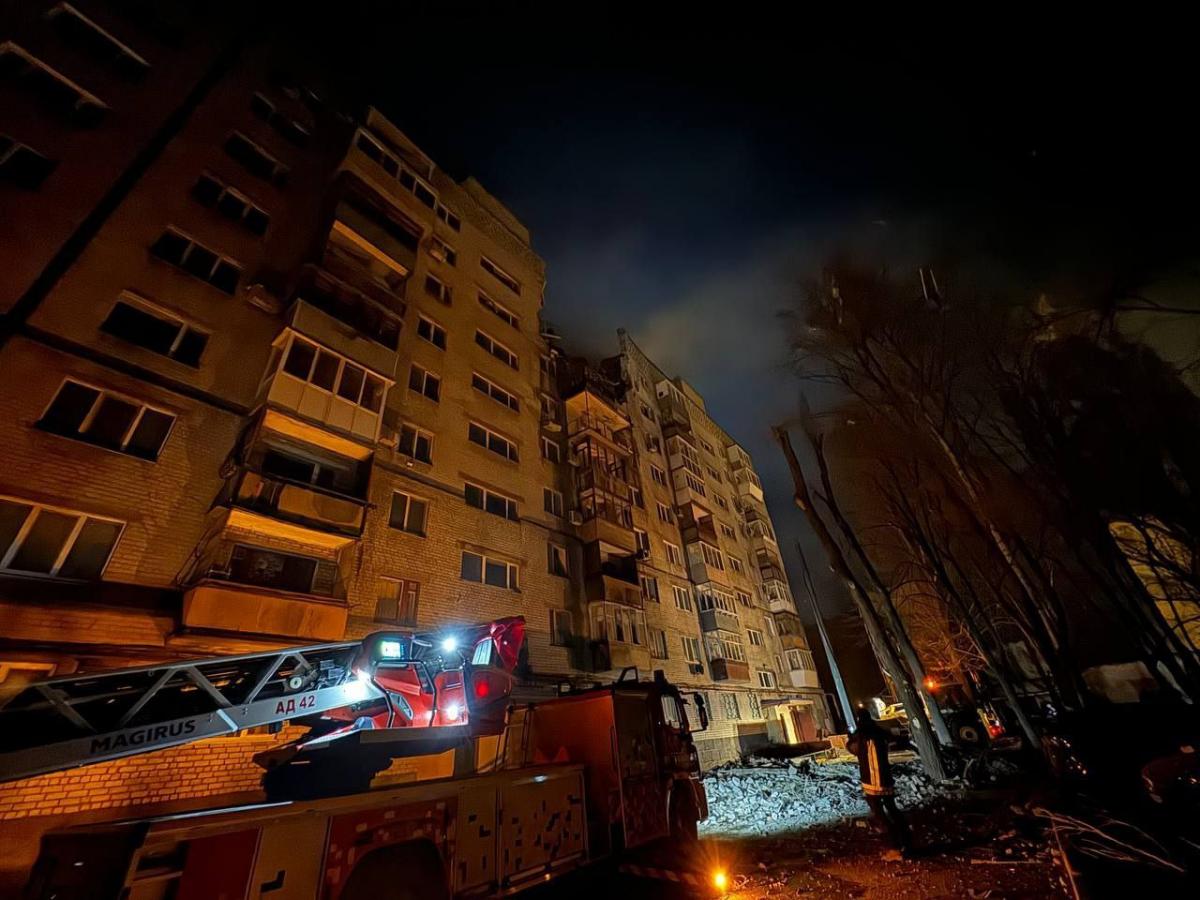 Стали відомі подробиці ворожого удару по багатоповерхівці у Дніпрі / фото t.me/dnipropetrovskaODA Стали відомі подробиці ворожого удару по багатоповерхівці у Дніпрі / фото t.me/dnipropetrovskaODA