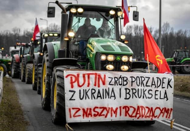 Одному з польських фермерів, який на тракторі вивісив прапор СРСР і рукописний напис із закликом до Володимира Путіна "навести лад" з Україною, Брюсселем, загрожує в'язниця / фото - Wyborcza Одному з польських фермерів, який на тракторі вивісив прапор СРСР і рукописний напис із закликом до Володимира Путіна "навести лад" з Україною, Брюсселем, загрожує в'язниця / фото - Wyborcza