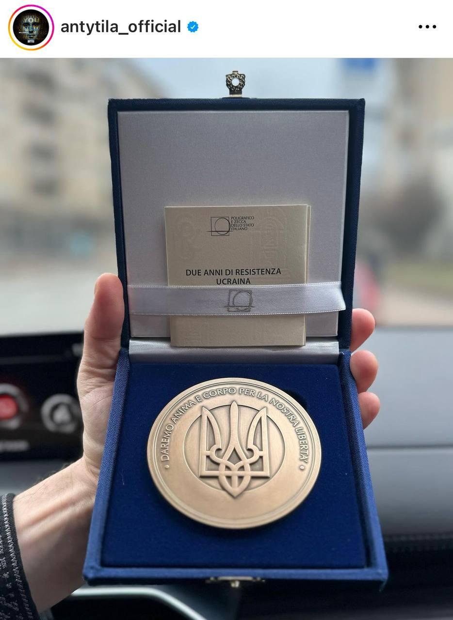 Подарок от премьер-министра Италии / фото инстаграм группы "Антитела" Подарок от премьер-министра Италии / фото инстаграм группы "Антитела"