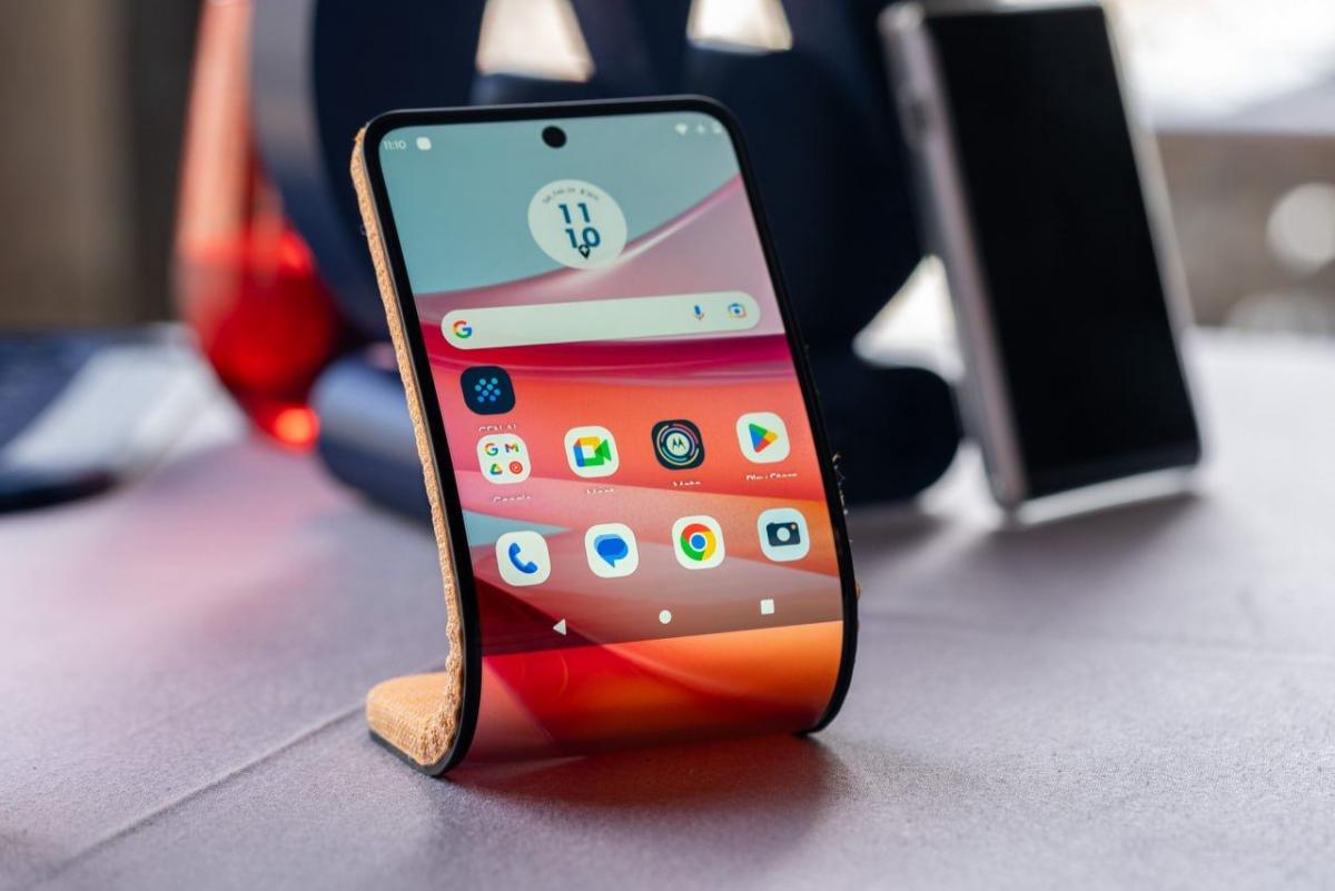 Motorola привезла на MWC 2024 прототип смартфона-браслета / Скриншот Motorola привезла на MWC 2024 прототип смартфона-браслета / Скриншот
