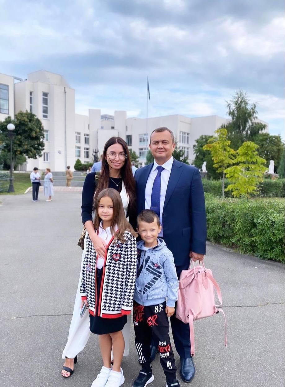 Марина з дітьми та екс-чоловіком Юрієм / фото інстаграм Марини Арістової Марина з дітьми та екс-чоловіком Юрієм / фото інстаграм Марини Арістової