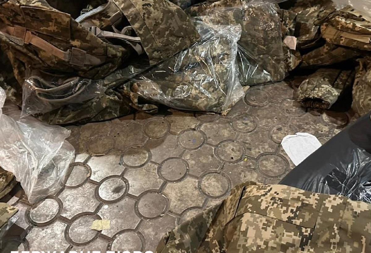 В Киеве из части массово разворовывали бронежилеты и одежду / фото ГБР В Киеве из части массово разворовывали бронежилеты и одежду / фото ГБР